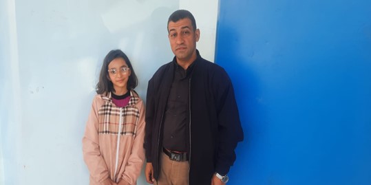 د. محمد عوض شبير مع الطفلة الفلسطينيّة النازحة زينة عماد حجازي